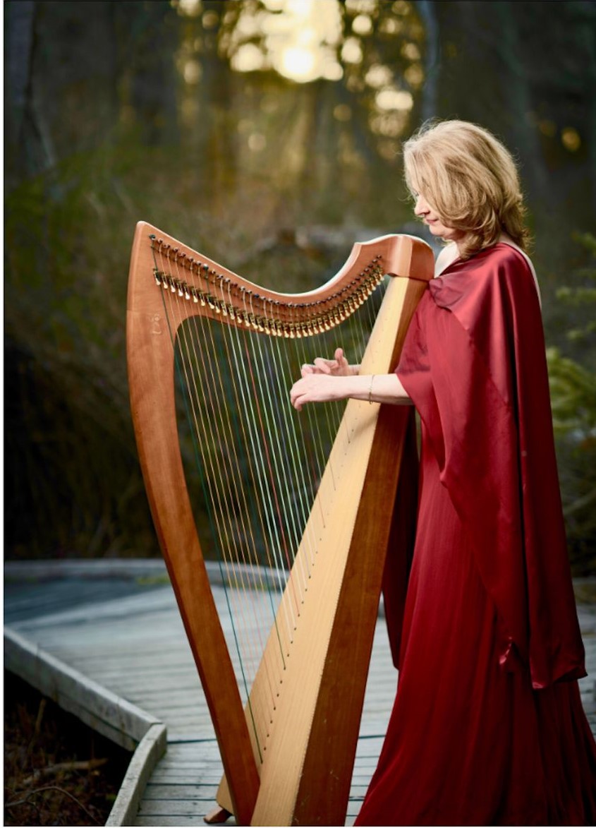 Picture of Aine Minogue playing the harp