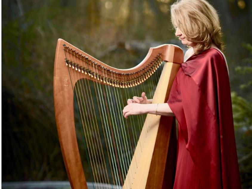 Picture of Aine Minogue playing the harp